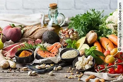 Auswahl an Lebensmittel, die zu einer mediterranen Ernährung gehören. 