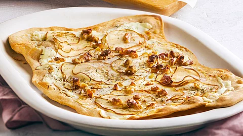 Ziegenkäse-Birnen-Flammkuchen