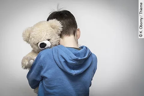 Trauriges Kind mit Teddy