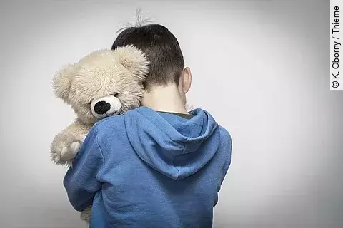 Trauriges Kind mit Teddy