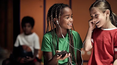 Kinder und Jugendliche haben schon früh Zugriff auf Smartphone und Co.