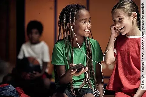 Kinder und Jugendliche haben schon früh Zugriff auf Smartphone und Co.