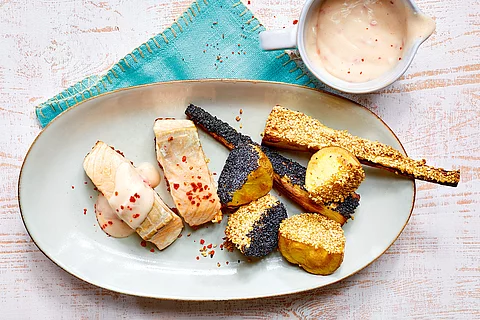 Lachsfilet mit Mohn-und-Sesam-Ofengemüse und Chili-Dip