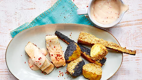 Lachsfilet mit Mohn-und-Sesam-Ofengemüse und Chili-Dip
