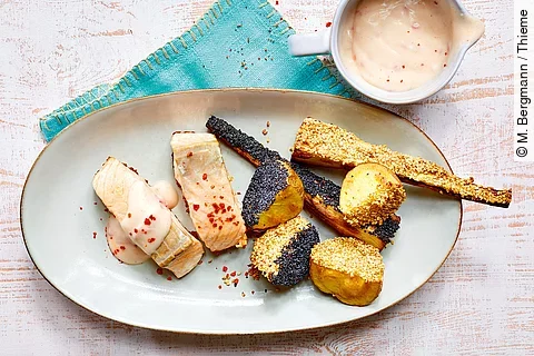 Lachsfilet mit Mohn-und-Sesam-Ofengemüse und Chili-Dip