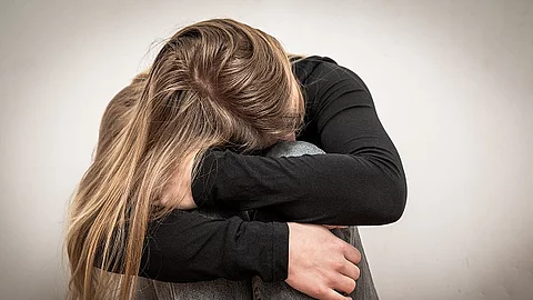 Junge Frau hat Kopf verborgen, Sorgen, Angst