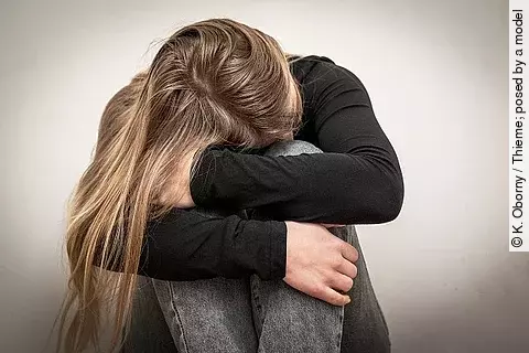 Junge Frau hat Kopf verborgen, Sorgen, Angst