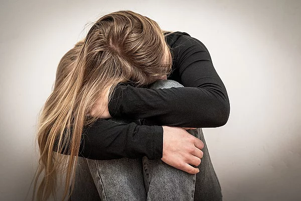 Junge Frau hat Kopf verborgen, Sorgen, Angst