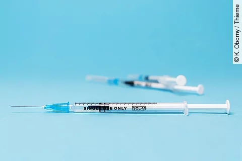 3 2-ml-Spritzen auf türkisem Hintergrund