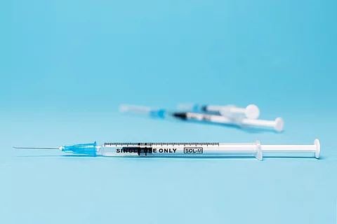 3 2-ml-Spritzen auf türkisem Hintergrund