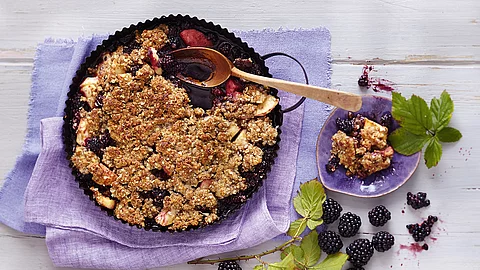 Brombeer­-Apfel-­Crumble