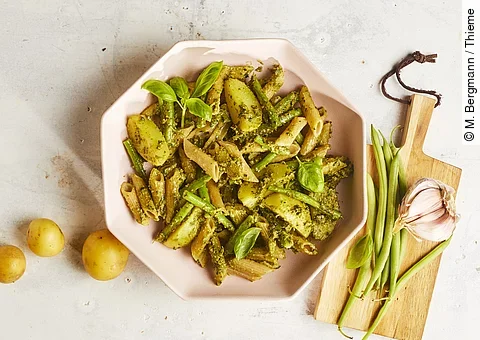 Basilikum-Pesto-Pasta auf einem Teller
