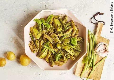 Basilikum-Pesto-Pasta auf einem Teller