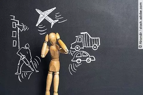 Holzmännchen hält sich die Ohren zu; Lärm