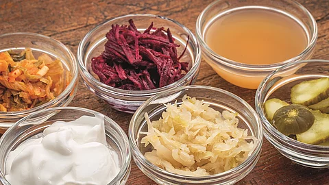 Fermentierte Lebensmittel in Schüsseln.