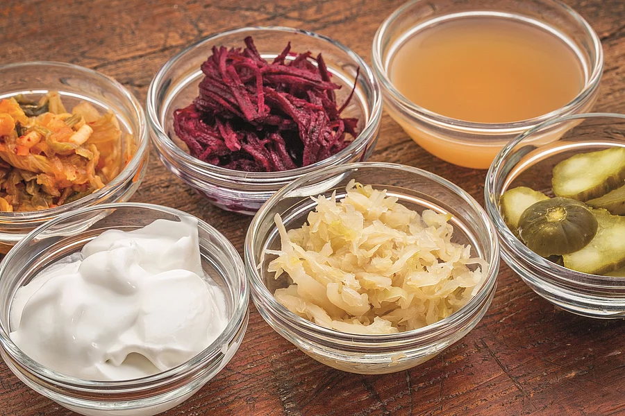 Fermentierte Lebensmittel in Schüsseln.