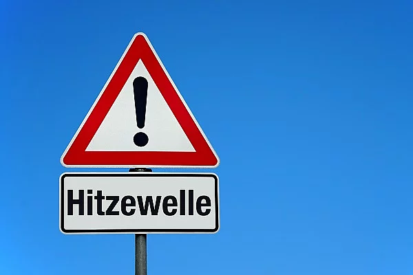 Symbolbild: Hitzewelle mit Achtungschild