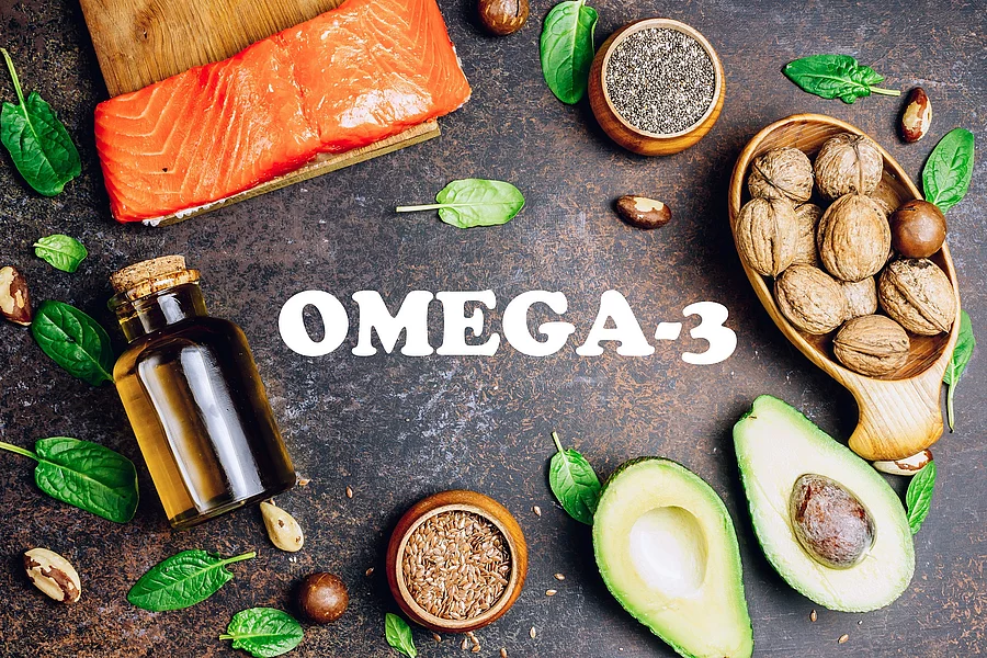 Tierische und pflanzliche Quellen für Omega 3 Fettsäuren: Lachs, Avocado, Walnüsse