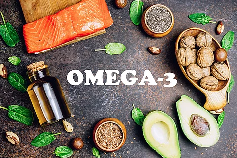 Tierische und pflanzliche Quellen für Omega 3 Fettsäuren: Lachs, Avocado, Walnüsse