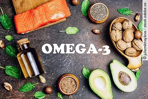 Tierische und pflanzliche Quellen für Omega 3 Fettsäuren: Lachs, Avocado, Walnüsse