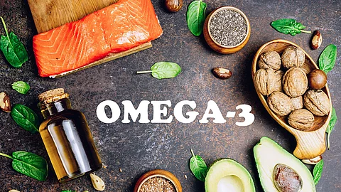 Tierische und pflanzliche Quellen für Omega 3 Fettsäuren: Lachs, Avocado, Walnüsse