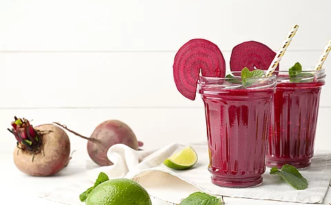 Smoothie mit roter Bete und Wildkräutern 