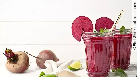 Smoothie mit roter Bete und Wildkräutern 