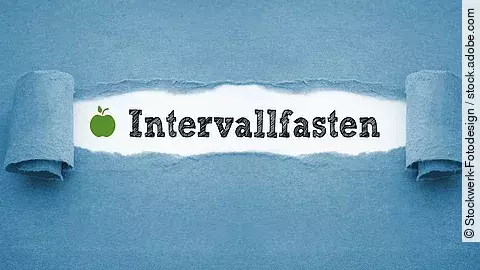 Schriftzug "Intervallfasten" auf blauem Hintergrund