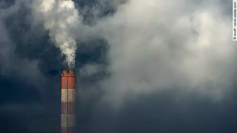 Schornstein, der dreckige Luft ausstößt