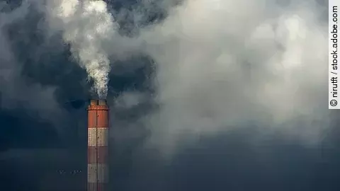 Schornstein, der dreckige Luft ausstößt