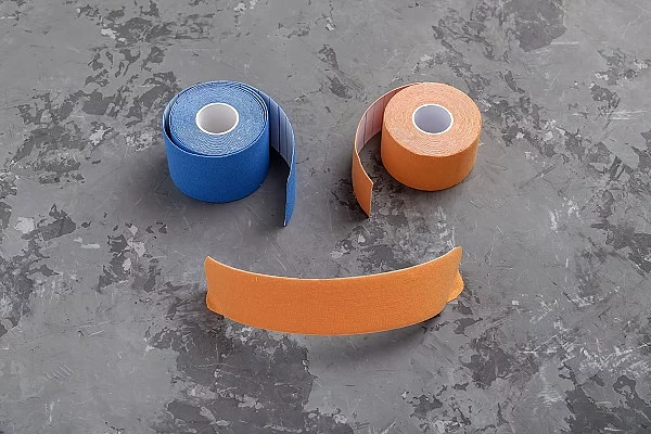 Kinesiotape, blaue und orange Tape-Rolle