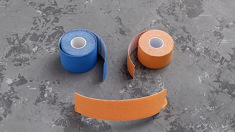 Kinesiotape, blaue und orange Tape-Rolle