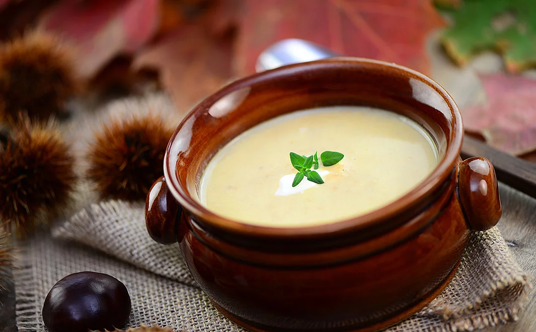 Maronensuppe in brauner Keramikschale