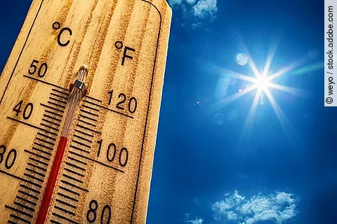 Ein Thermometer zeigt 40°C an. Im Hintergrund ist die Sonne im blauen Himmel zu sehen.