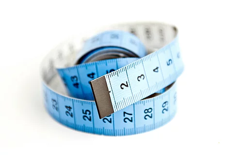 blaues Maßband auf weißem Hintergrund