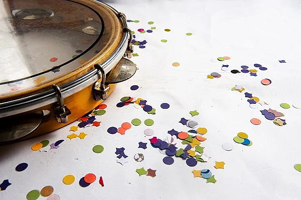 Pandeiro, traditionelles Samba-Instrument, Konfetti