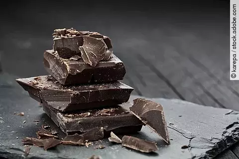 Stapel mit dunkler Schokolade