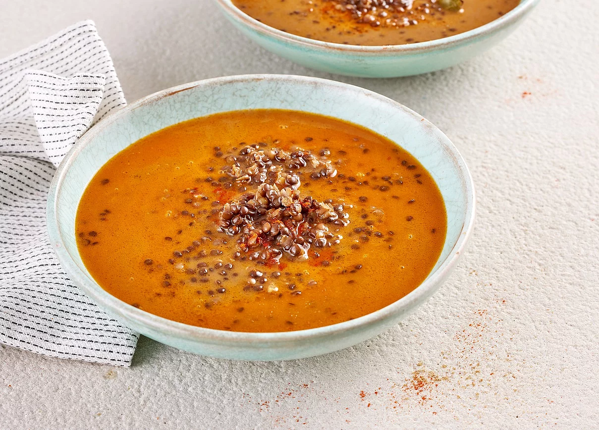 Linsensuppe in Schale angerichtet.