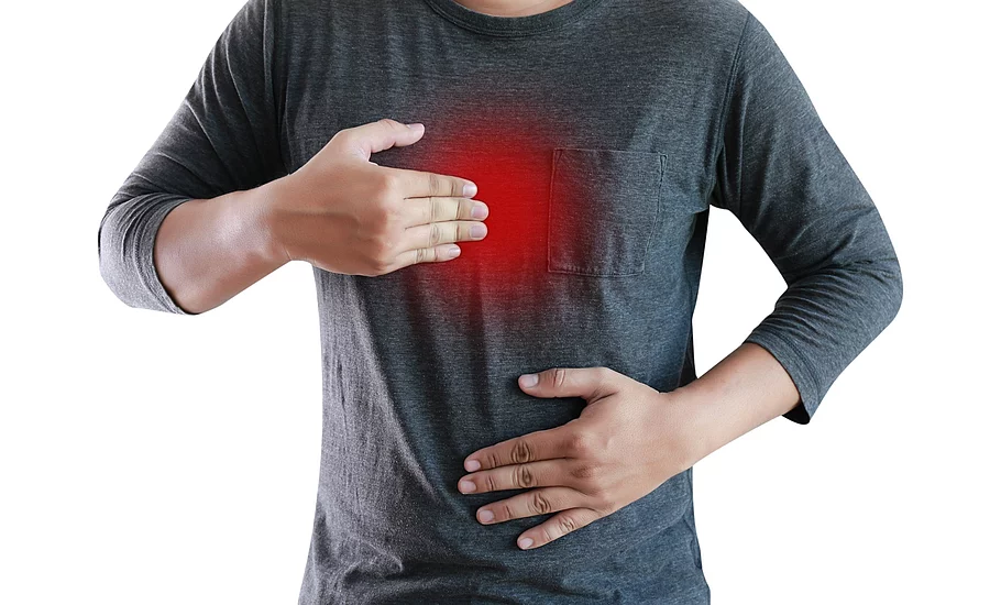 Mann mit grauem Shirt, der Magenbereich ist rot