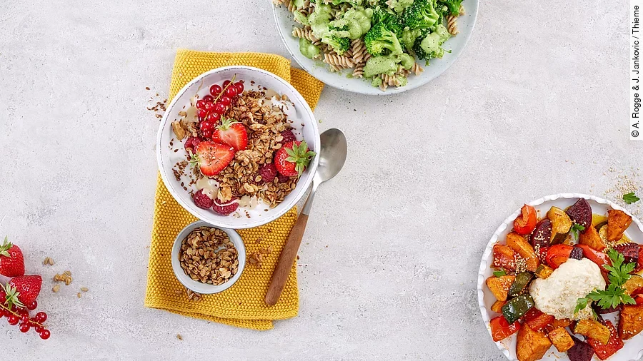 Tableau mit Gerichten für einen reizarmen Tag: Müsli, Vollkornnudeln mit Brokkoli, Grillgemüse mit Hummus