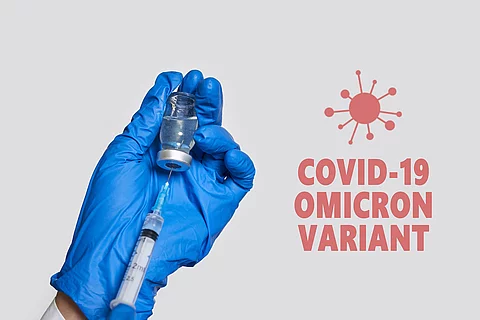 Spritze zieht Omikron-Impfstoff auf. Daneben steht ein Schriftzug: "Covid-19 omicron variant"