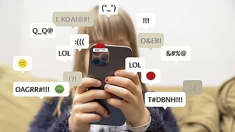 Mädchen mit Handy und vielen Emojis