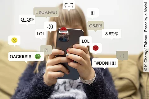 Mädchen mit Handy und vielen Emojis