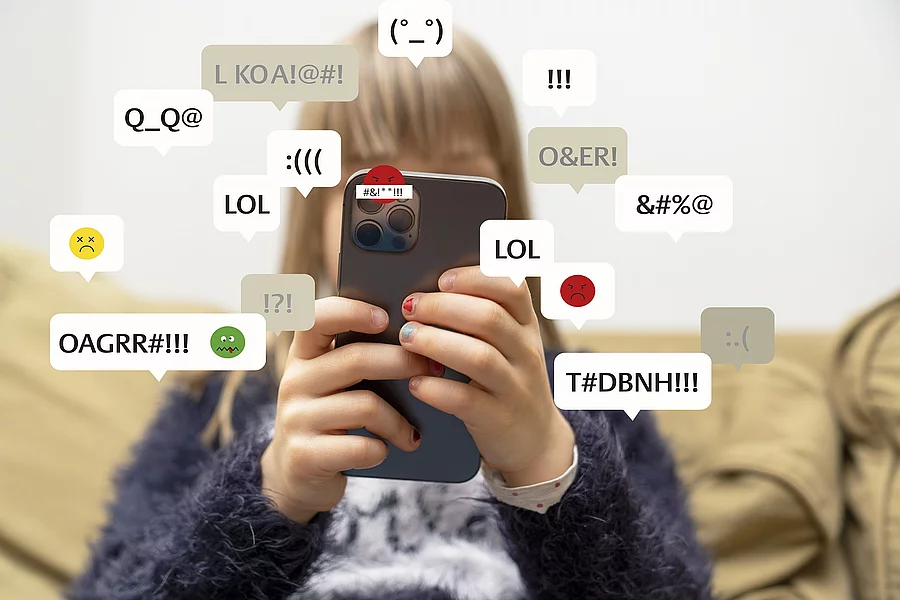 Mädchen mit Handy und vielen Emojis