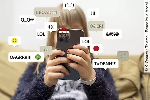 Mädchen mit Handy und vielen Emojis