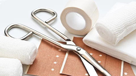 Pflaster, Verbandsrolle, Schere