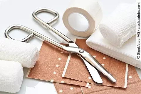 Pflaster, Verbandsrolle, Schere