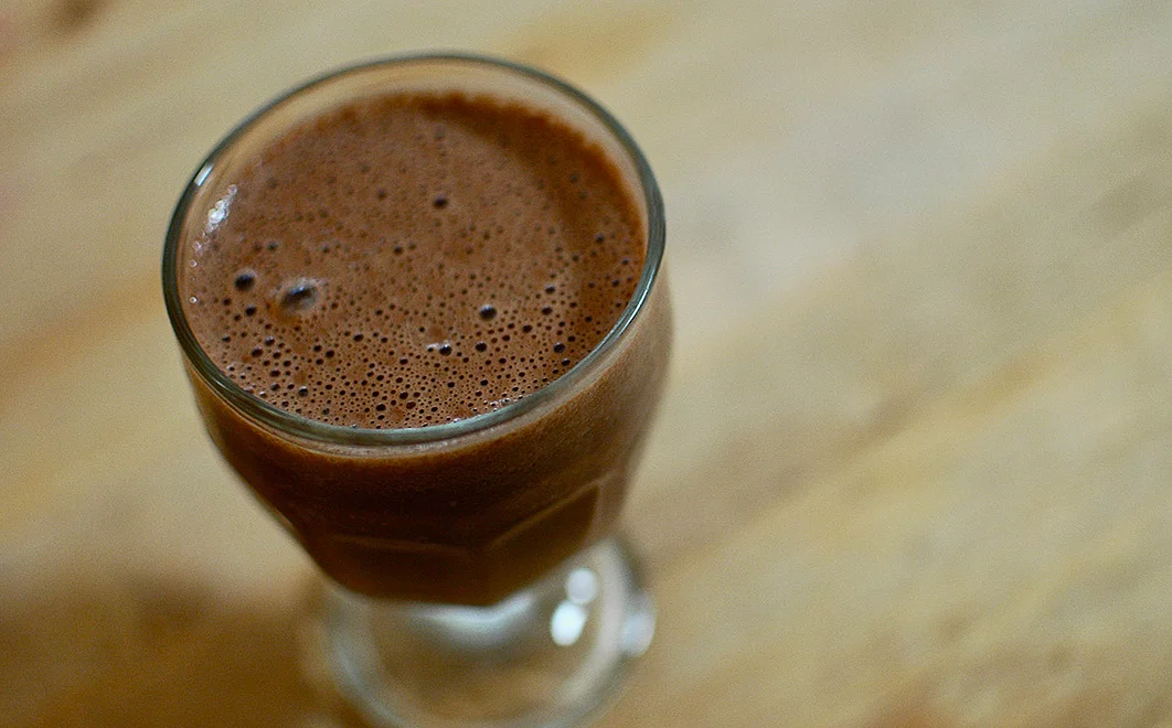 Kakao-Getränk. auf hellem Holztisch