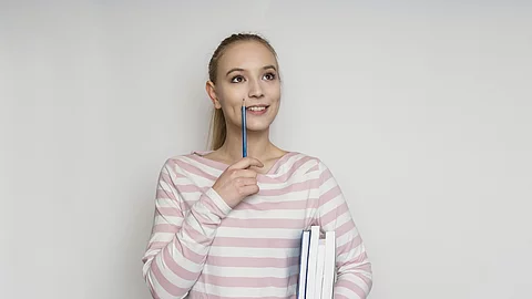 Frau mit Büchern unter dem Arm.