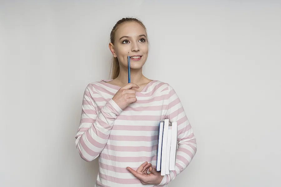 Frau mit Büchern unter dem Arm.